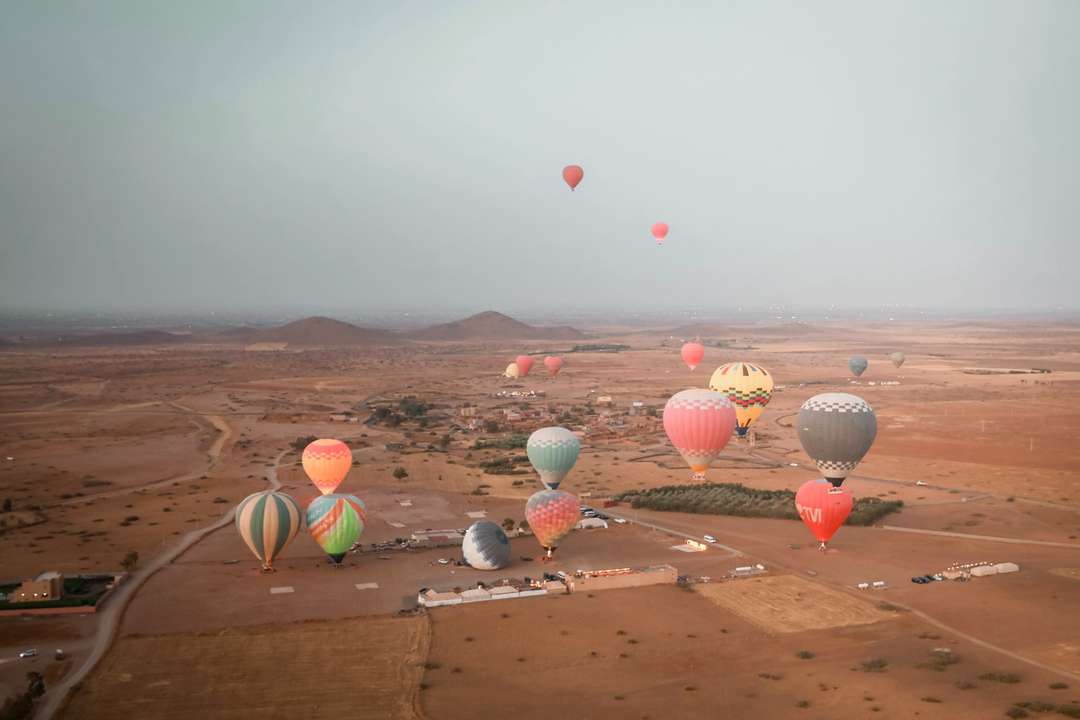 Vue aérienne de l’aire de décollage, des montgolfières s’élevant au-dessus de la campagne