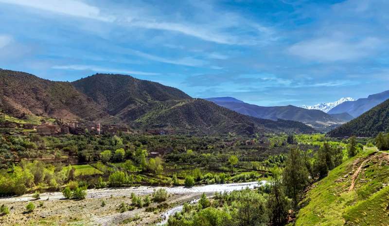 El valle del Ourika verde en primavera, con la nieve aún presente en el Alto Atlas detrás