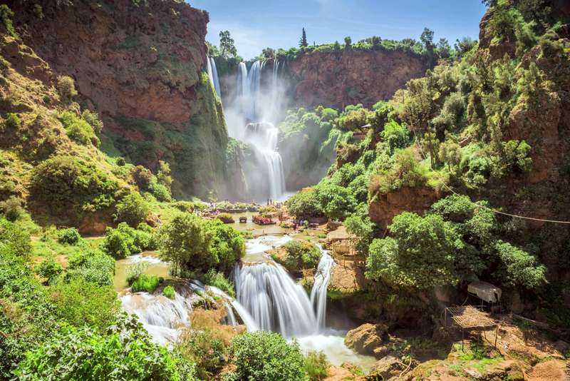 Las cascadas de Ouzoud enteras, el río cayendo por etapas hasta la poza de abajo