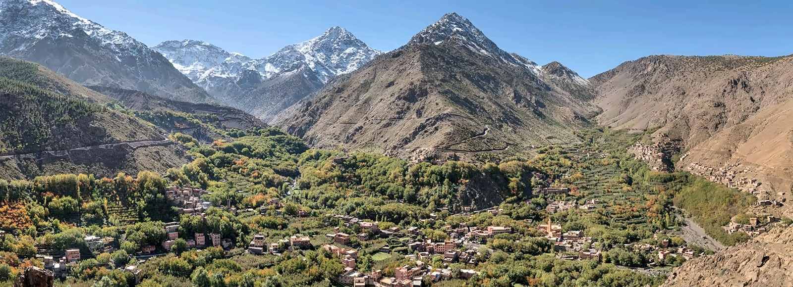 El Alto Atlas visto desde los Tres Valles sobre Marrakech, con la nieve aún presente en las cumbres más altas por encima de los contrafuertes secos